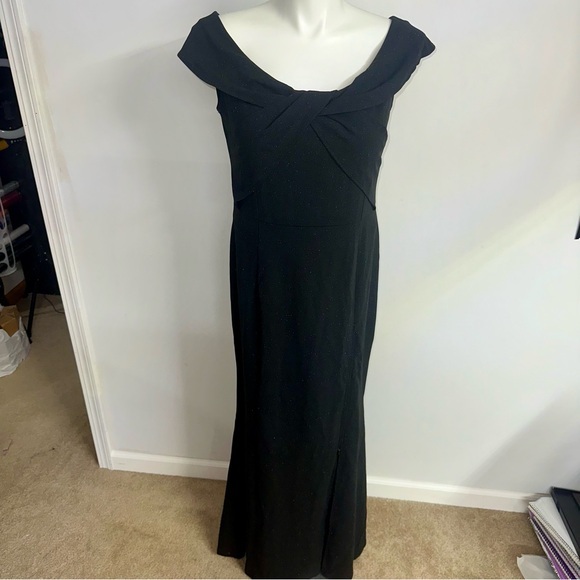 Elegant Black Evening Dress - Picture 1 of 10